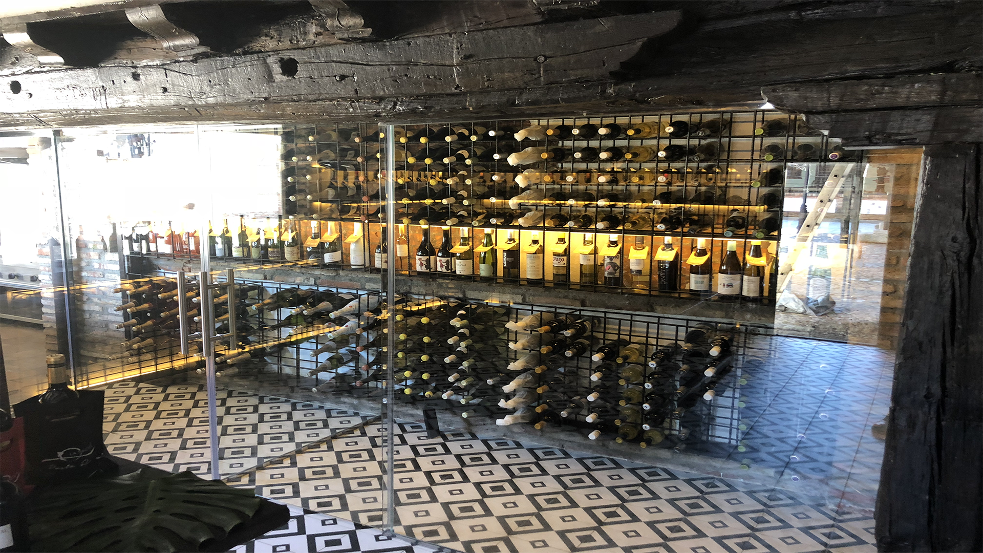 Estructura metalica en vinoteca