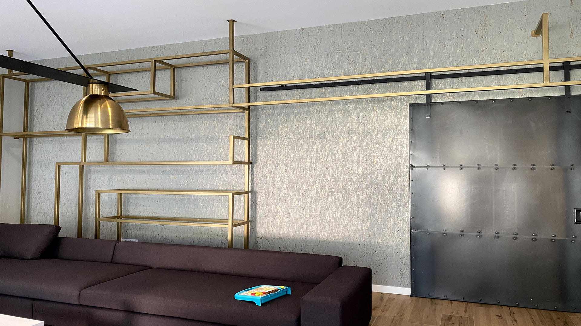 Estructura decorativa en salón con puerta corredera