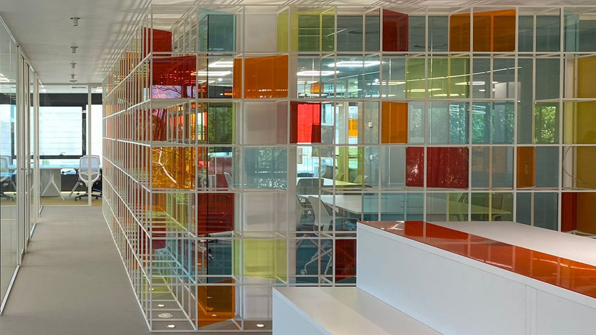 Estanteria de colores de vidrio en oficina